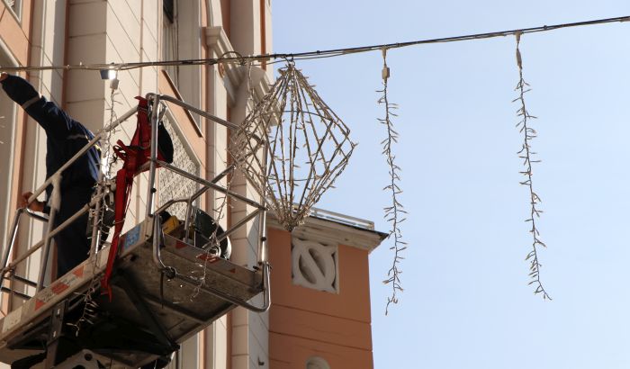 FOTO: Počelo postavljanje novogodišnje rasvete u Novom Sadu