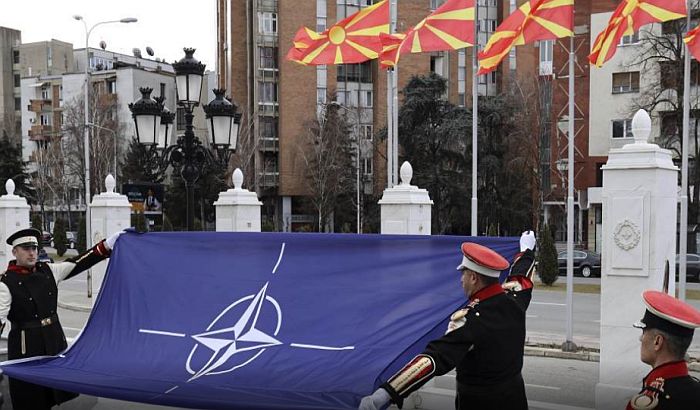 Zastava NATO se zavijorila ispred makedonske vlade