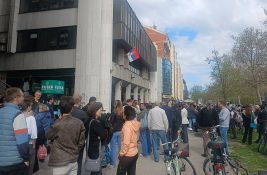 VIDEO: Novosađani podržali studente i profesore ispred Prekršajnog suda