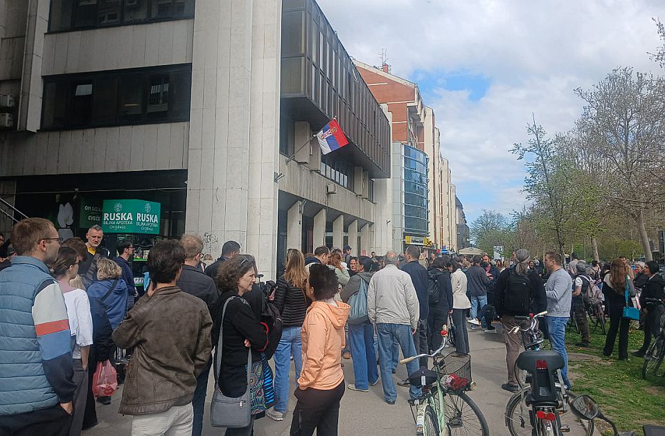 VIDEO: Novosađani podržali studente i profesore ispred Prekršajnog suda
