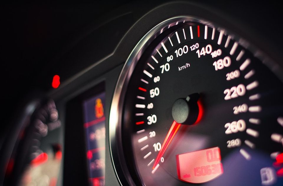 EU razmatra kako da uz pomoć satelitske tehnologije kontroliše brzinu automobila