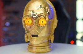Glava robota C-3PO iz 