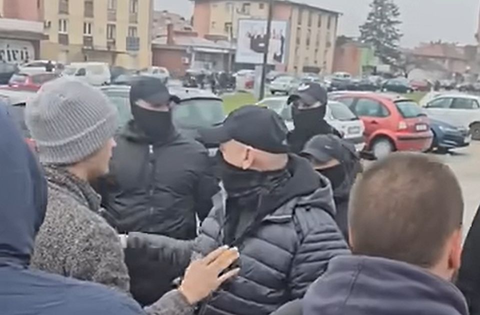 VIDEO Na dan izbora u Aranđelovcu policija bila maskirana i sa lažnim tablicama: Šta zakon kaže o tome