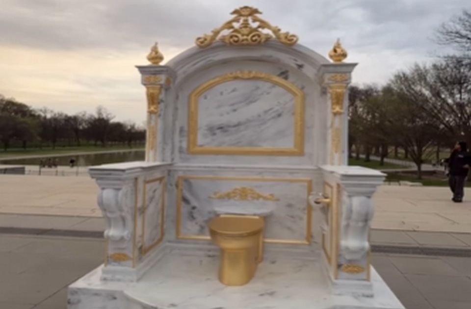 VIDEO: Zlatna WC šolja osvanula blizu Linkolnovog memorijala u Vašingtonu - kao omaž Trampu