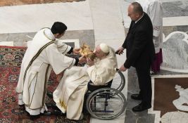 Papa Franja: Svet gladan novca, a siromašna i zaboravljena deca nemaju svoje mesto
