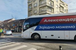 FOTO: Udes u Beogradu, autobus SNS udario u automobil