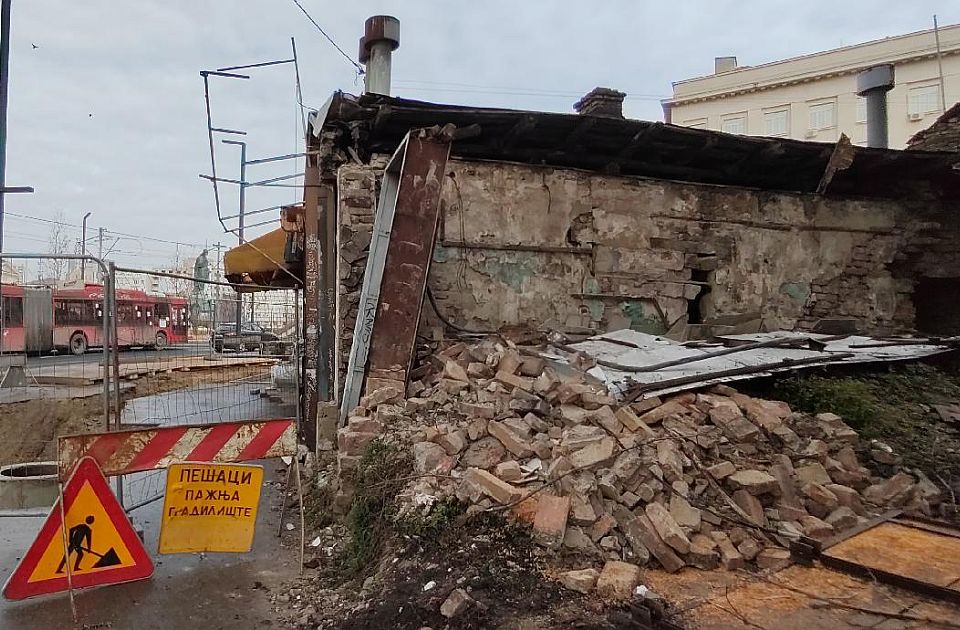 Urušio se deo zida jednog od napuštenih objekata kod spomenika Stefanu Nemanji