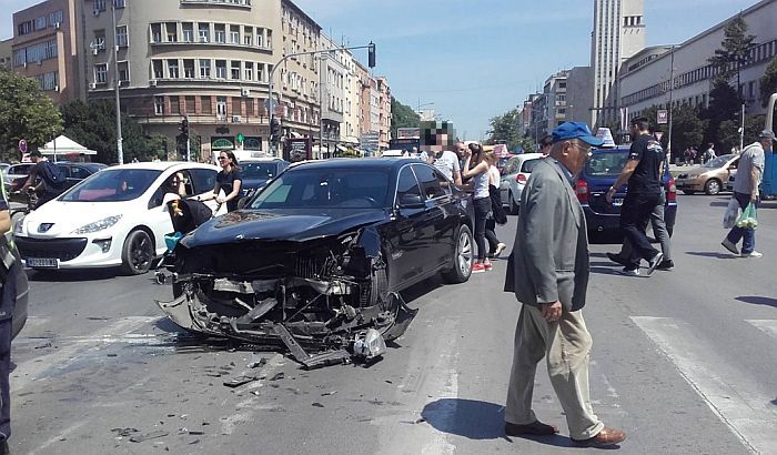 FOTO: Povređena maturantkinja u udesu, za volanom mladi