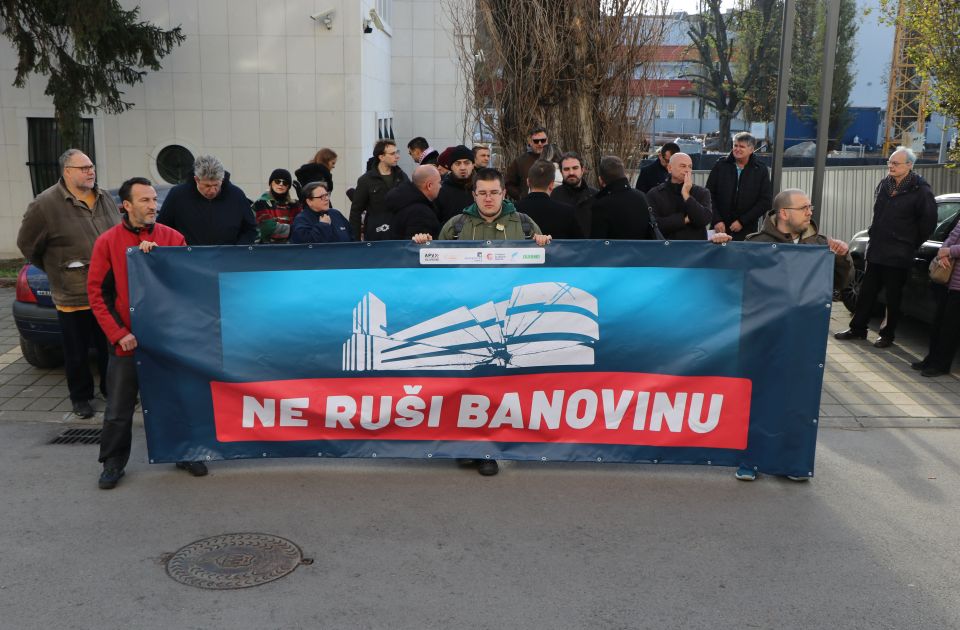 VIDEO: Malobrojni građani na protestu zbog oštećenja u zgradi Banovine