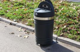 Nove kante za smeće u pešačkoj zoni Inđije koštale su građane 1,8 miliona dinara