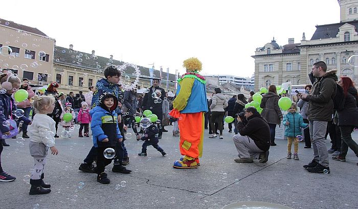 FOTO: Novosađani obeležili Svetski dan dece obolele od raka