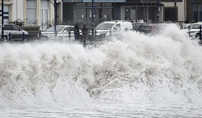Oluja Denis: Britanska vojska raspoređena, talasi visoki devet metara stigli do obale