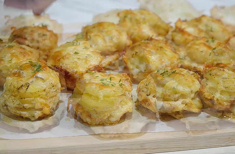 VIDEO: Da se čalabrcne pred Doček - zapečeni krompir sa dimljenim mesom i sirom (u kalupu za mafine)