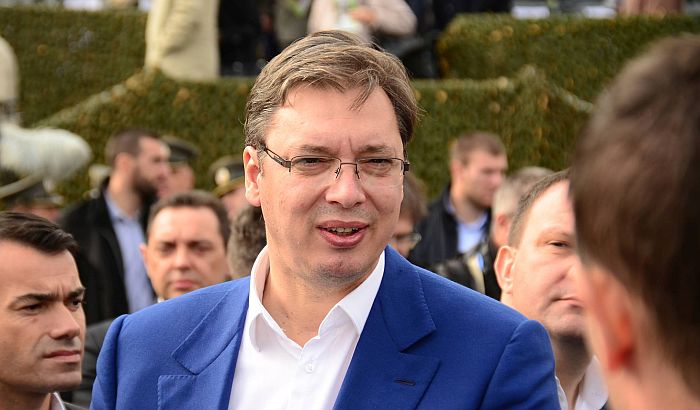 Vučić: Imam 75 kumova, ne vozim se Petrovićevim avionima i autobusima