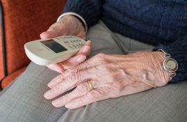 Studija: Razgovori telefonom mogu smanjiti usamljenost i depresiju kod starijih ljudi