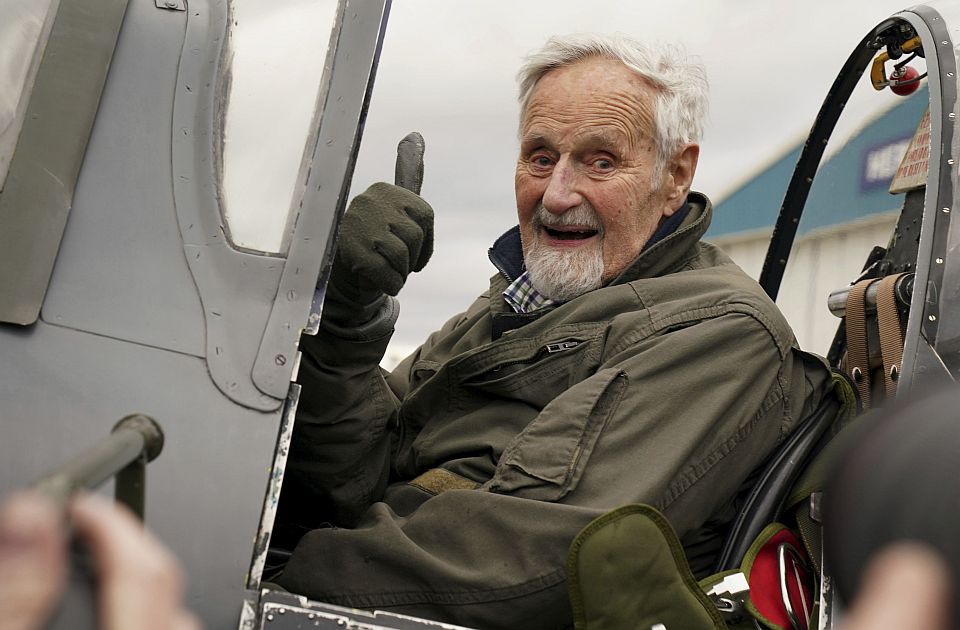 VIDEO: Pilot iz Drugog svetskog rata u 102. godini prvi put upravljao "spitfajerom"