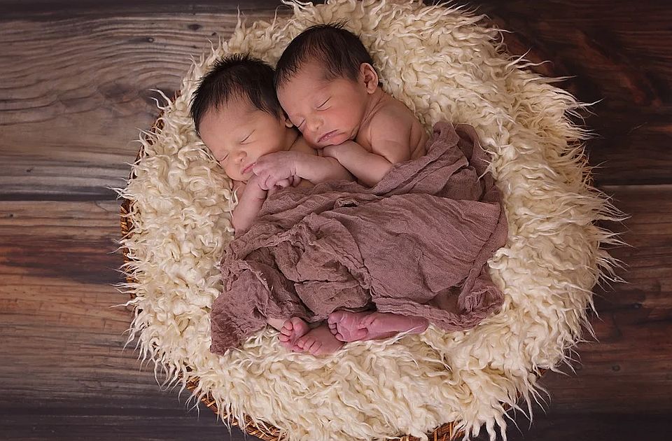 U Novom Sadu za jedan dan rođeno 25 beba, među njima dva para blizanaca