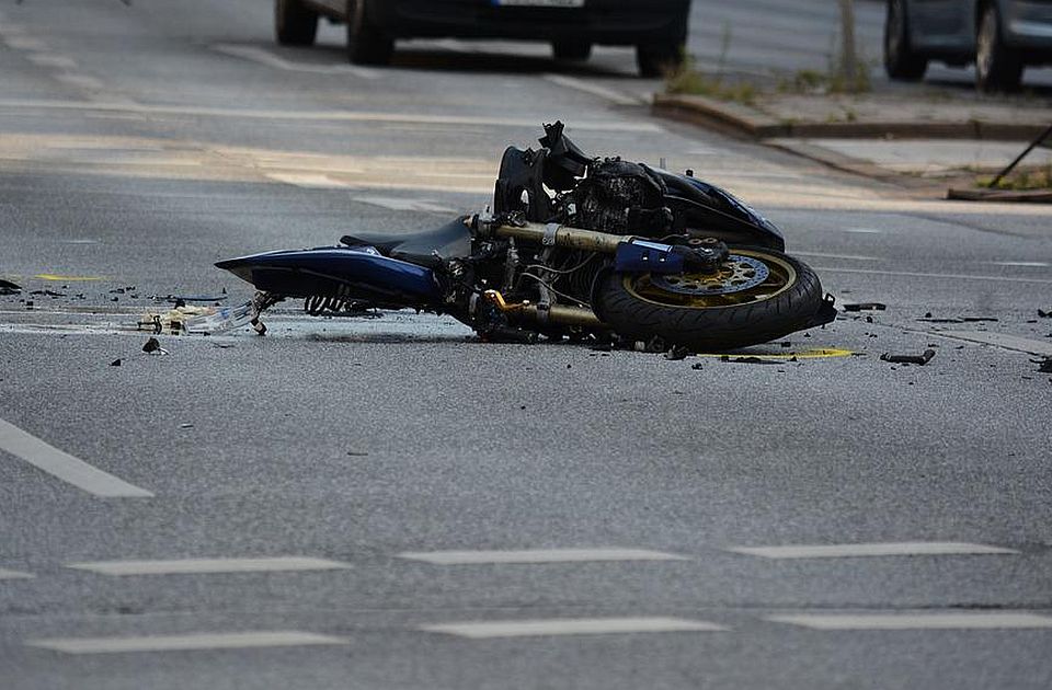  Dve osobe poginule u sudaru motora i automobila kod Srbobrana