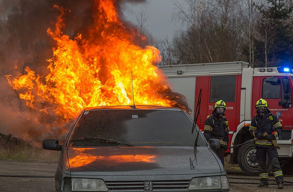 Ženi se zapalio automobil, stalno vozila u prvoj brzini