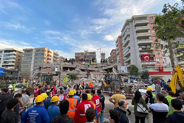 FOTO: U snažanom zemljotresu u Turskoj i Grčkoj 27 mrtvih, oko 800 povređenih