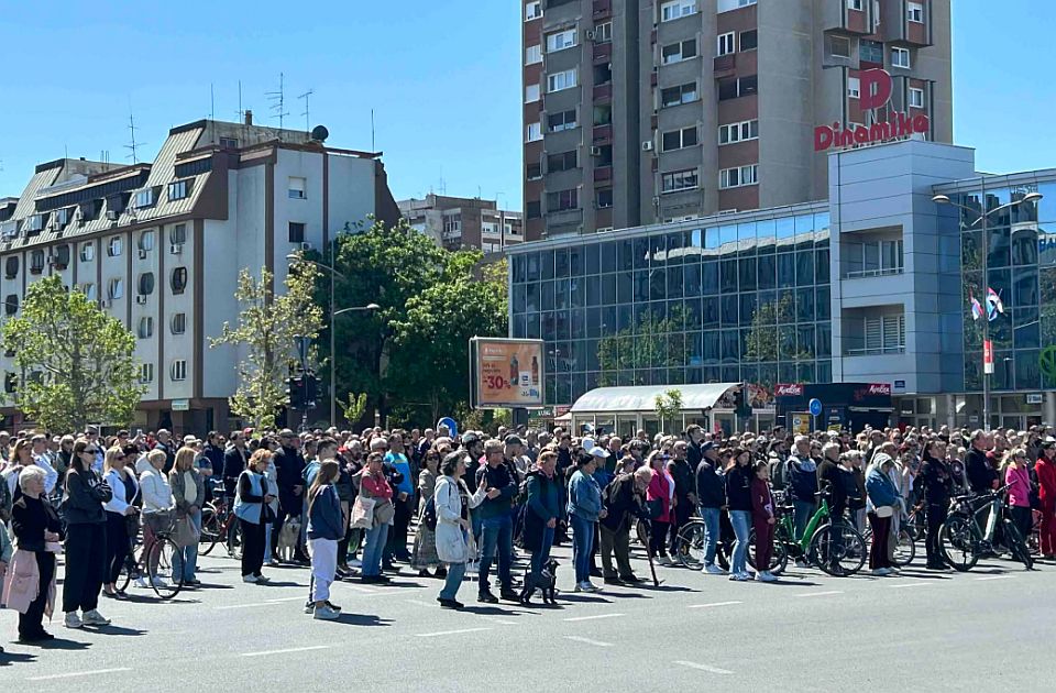 VIDEO: Novosađani odali počast nastradalima u padu nadstrešnice 