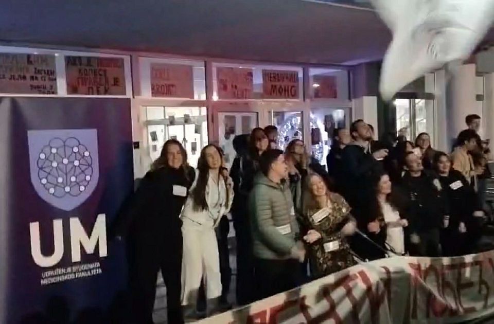 VIDEO: Studenti proslavili pobedu na izborima na Medicinskom fakultetu u Novom Sadu