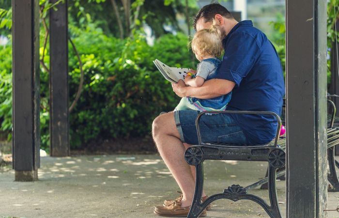 Roditelji provode četiri puta više vremena gledajući u mobilni nego čitajući deci