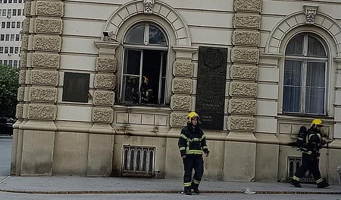 FOTO: Pokušao da zapali Gradsku kuću 