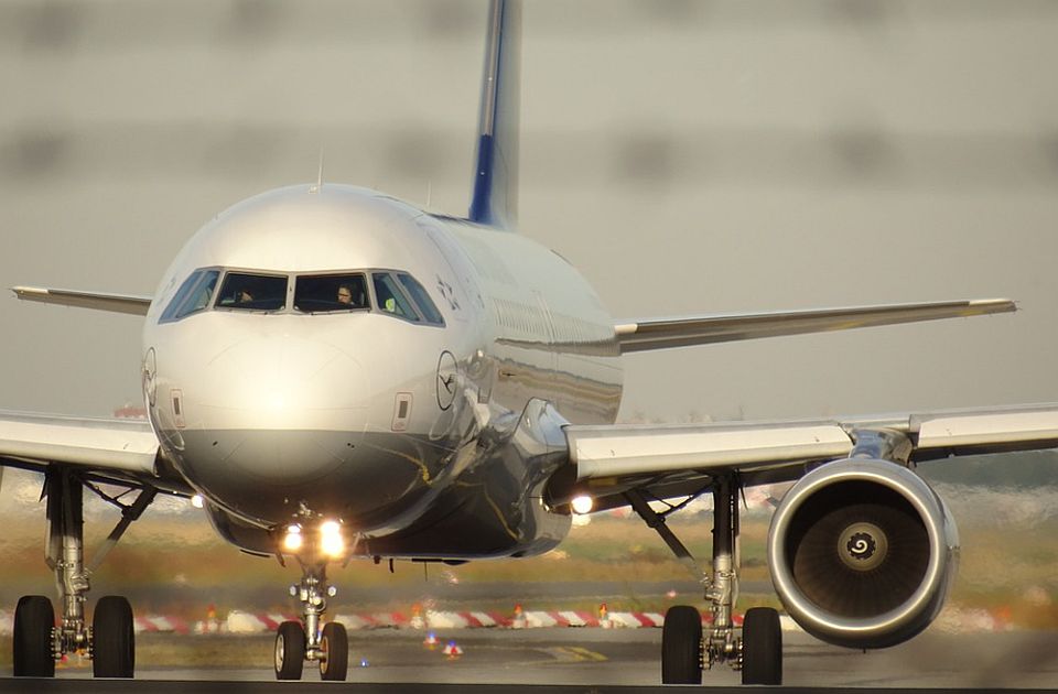 Beživotno telo muškarca pronađeno u stajnom trapu aviona