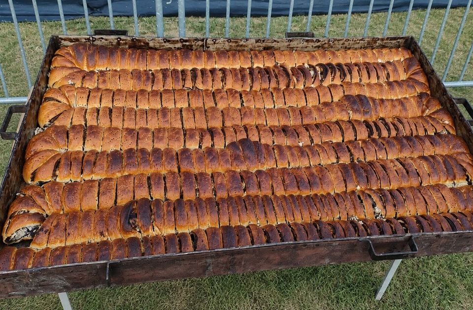 Štrudla od skoro 20 metara podeljena posetiocima Štrudlijade u Novom Miloševu