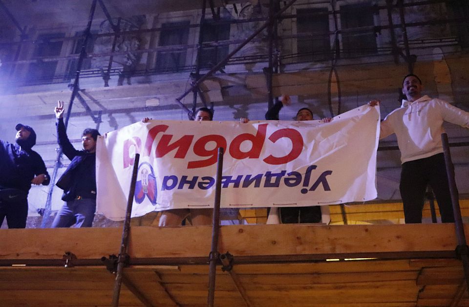 Studenti potukli SNS u Novom Sadu: Istorijska podrška