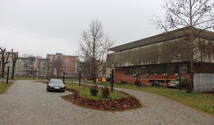 FOTO: Stanari Podbare protiv novog plana da se betonira parkić između dva muzeja