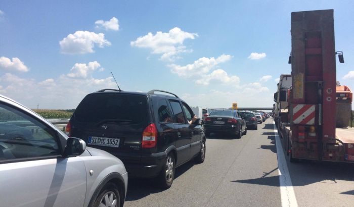 Na granici sa Mađarskom i Hrvatskom čeka se po nekoliko sati