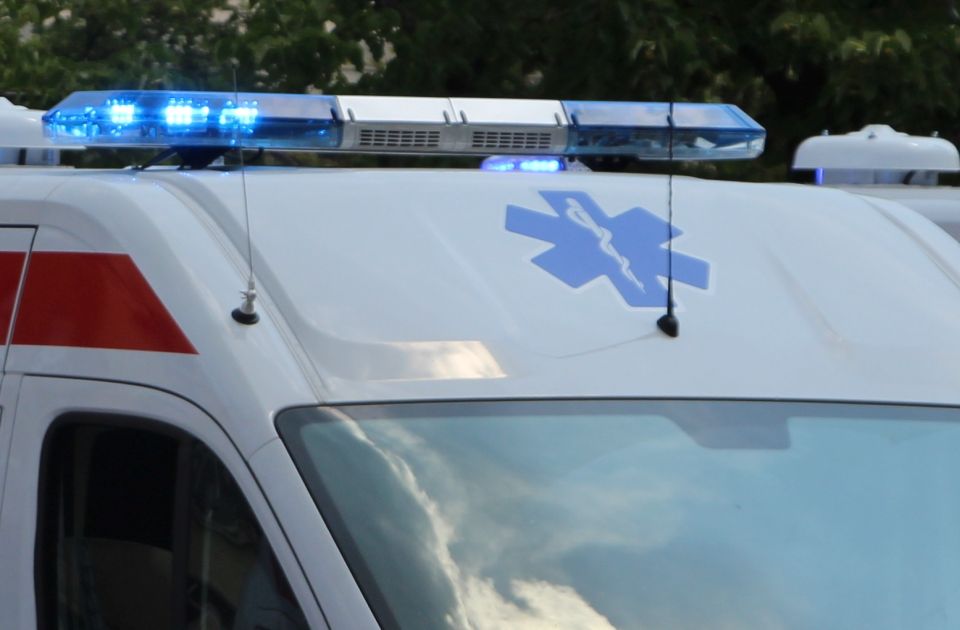 Pešaci "na meti" kamiona: Devojka oborena u Petrovaradinu, dečak povređen na Podbari