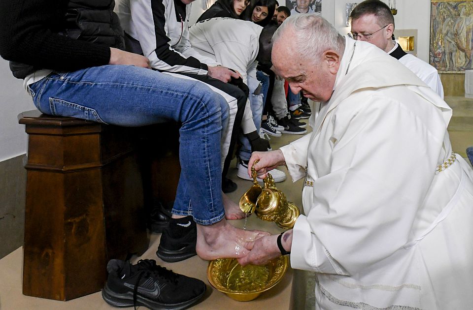 FOTO: Papa Franja oprao noge zatvorenicima