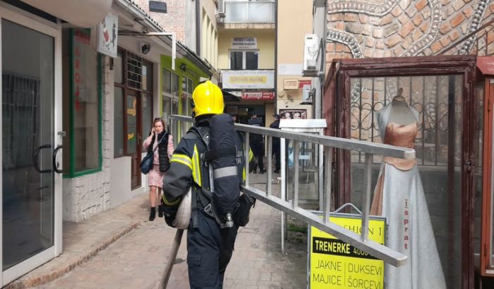 FOTO: Vatrogasci intervenisali u centru - gorelo lišće i smeće u oluku