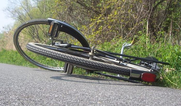Kamionom naleteo na ženu na biciklu u okolini Zrenjanina, preminula na putu do bolnice