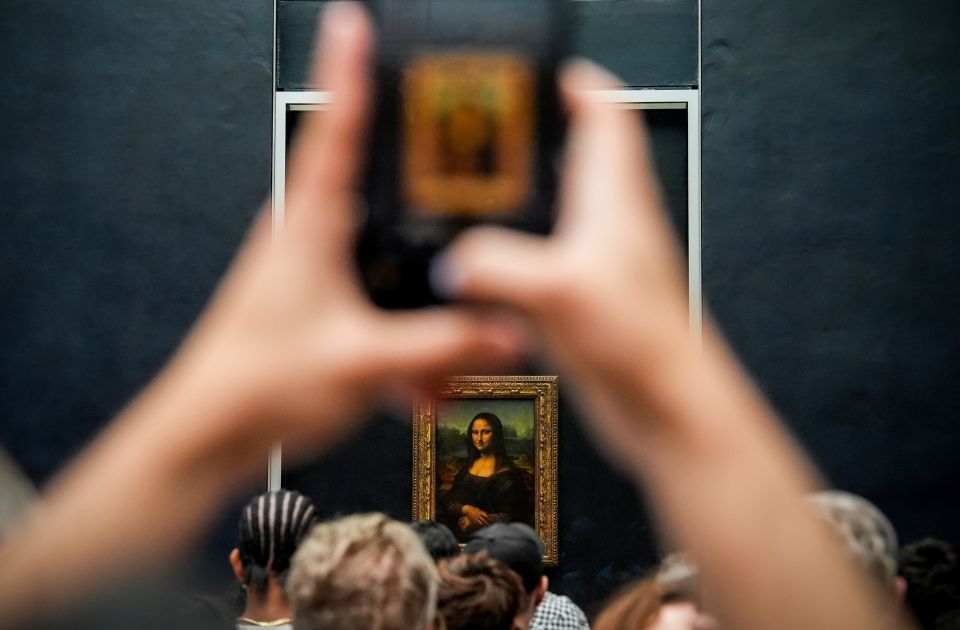 Dvojica Nemaca privedena nakon što su okačili slike u sali 