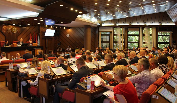Više od trećine odbornika u novosadskoj skupštini godinu dana ćutali u sali