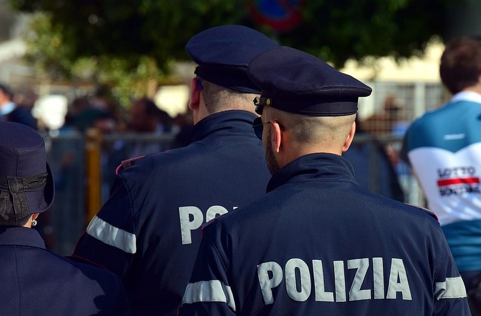 Maskirani u teroriste Islamske države "oteli" mladoženju: Usledila uzbuna u gradu i potera policije