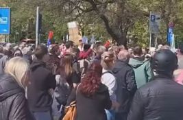 VIDEO: Novosađani i danas pravili buku ispred štandova SNS-a