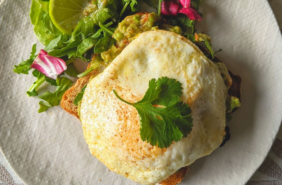  Ideja za doručak: Avokado tost sa jajetom i lososom