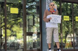 FOTO: Građani se okupljaju ispred novosadskog suda da podrže uhapšene koji su na saslušanju