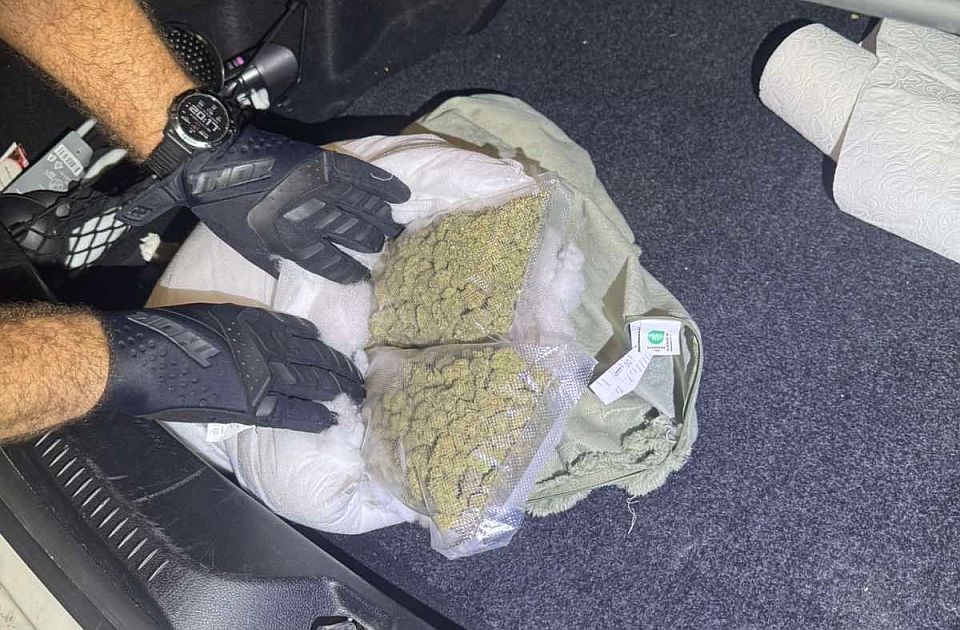 FOTO: Na Horgošu uz pomoć službenog psa sprečen šverc pola kilograma marihuane i kokaina