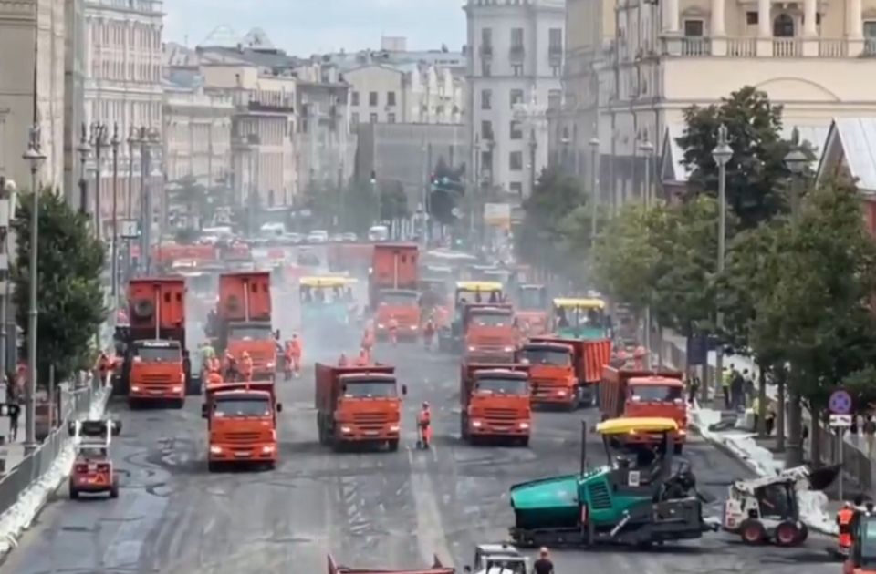 VIDEO: U Moskvi za jedan dan zamenjeno 50.000 kvadrata asfalta VIDEO: U Moskvi za jedan dan zamenjeno 50.000 kvadrata asfalta