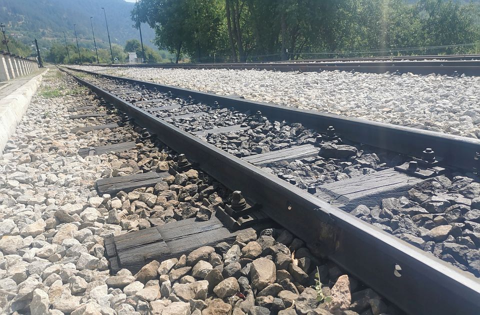 Zbog požara u prekidu saobraćaj na deonici pruge Preševo - državna granica 