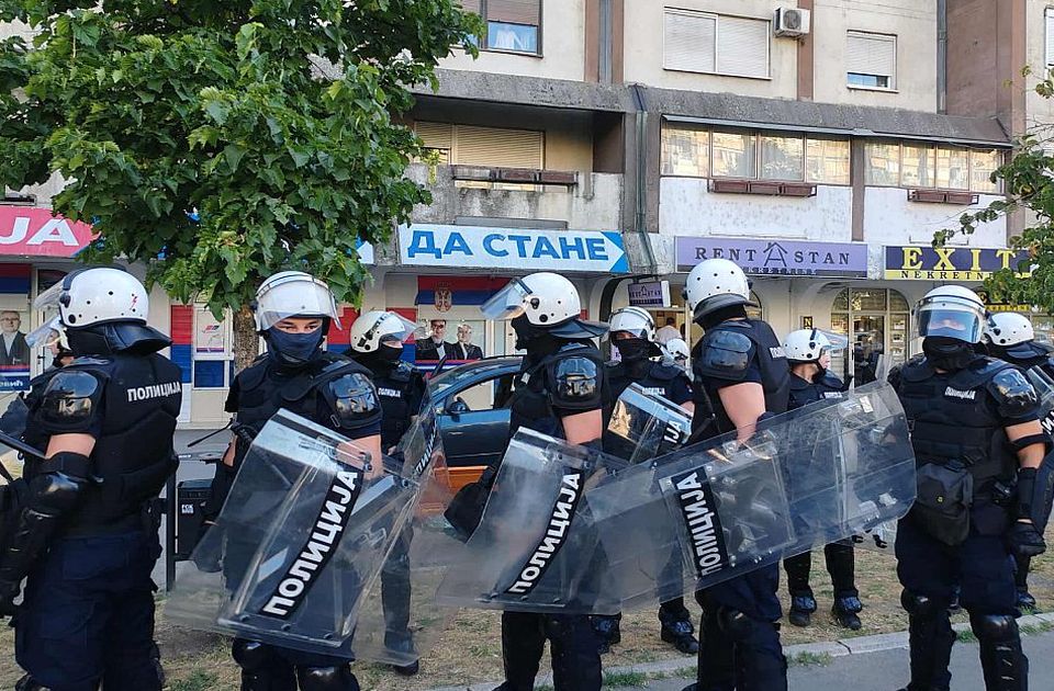 Građani Subotice u blokadi u otvorenom pismu policiji: Da li ćete stati uz zakon i narod ili protiv? Građani Subotice u blokadi u otvorenom pismu policiji: Da li ćete stati uz zakon i narod ili protiv?