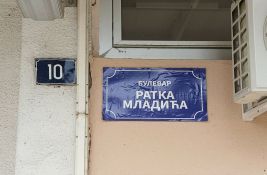 FOTO: Nalepnice sa natpisom 