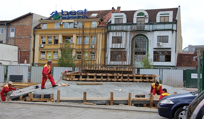 FOTO: Spomenik kralju Petru I postavlja se bez građevinske dozvole