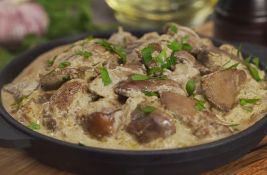 Čak i ako niste fan džigerice - probajte je na ovaj način: Pileća džigerica sa karijem i pire krompirom